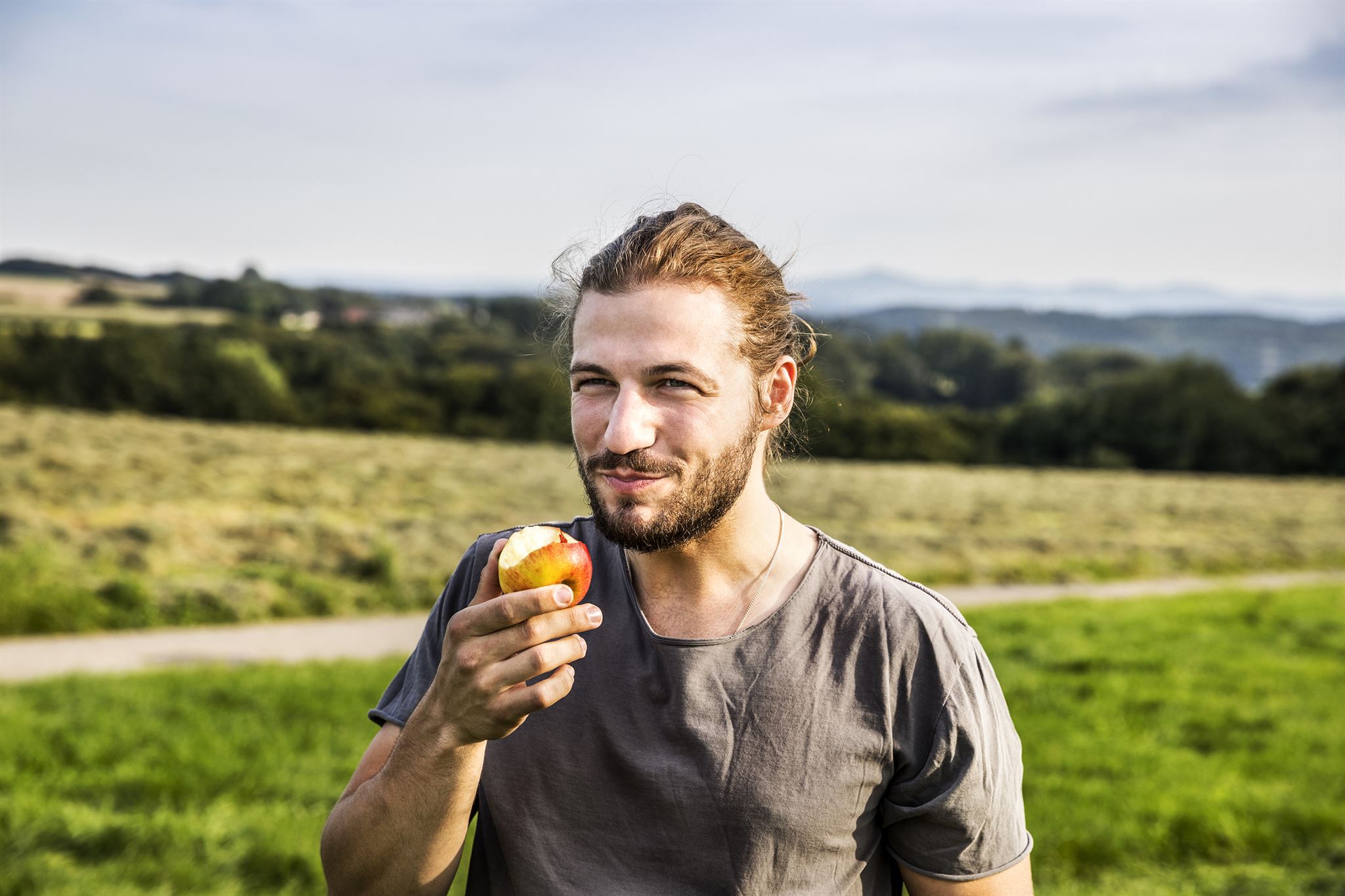 Hombre-joven-comiendo-manzana